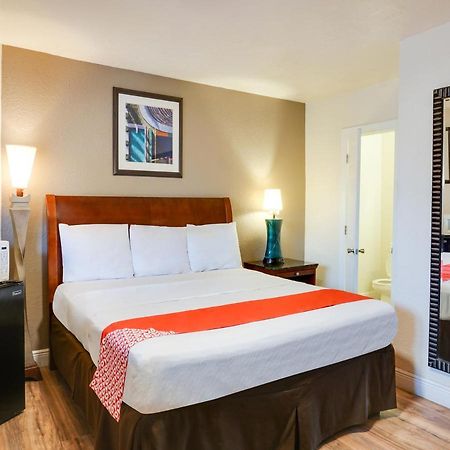 Oyo Hotel Austin Street Giddings Экстерьер фото