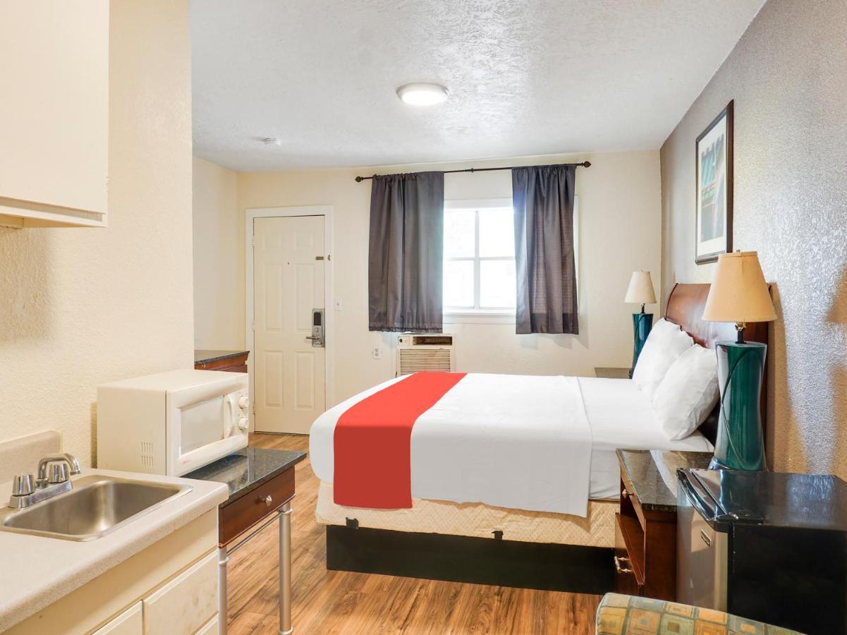 Oyo Hotel Austin Street Giddings Экстерьер фото