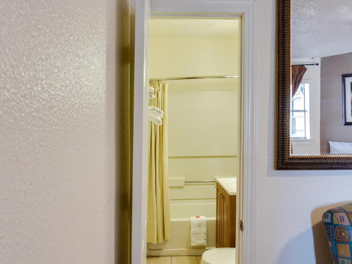 Oyo Hotel Austin Street Giddings Экстерьер фото