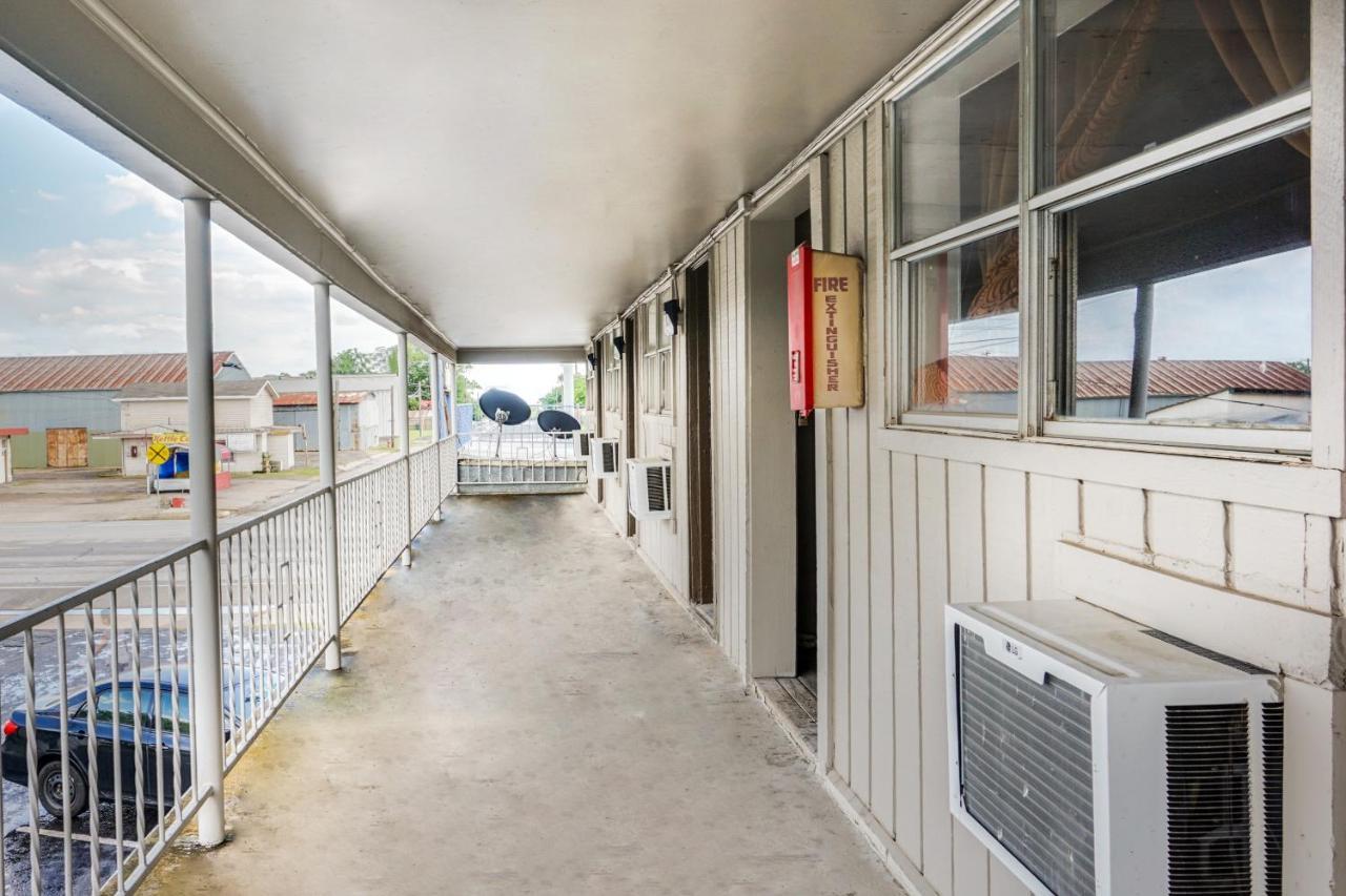 Oyo Hotel Austin Street Giddings Экстерьер фото