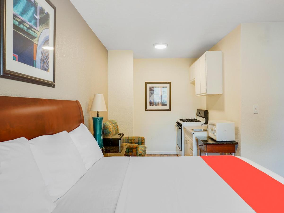 Oyo Hotel Austin Street Giddings Экстерьер фото