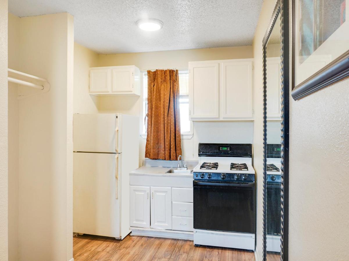 Oyo Hotel Austin Street Giddings Экстерьер фото
