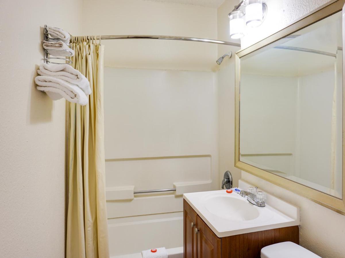 Oyo Hotel Austin Street Giddings Экстерьер фото