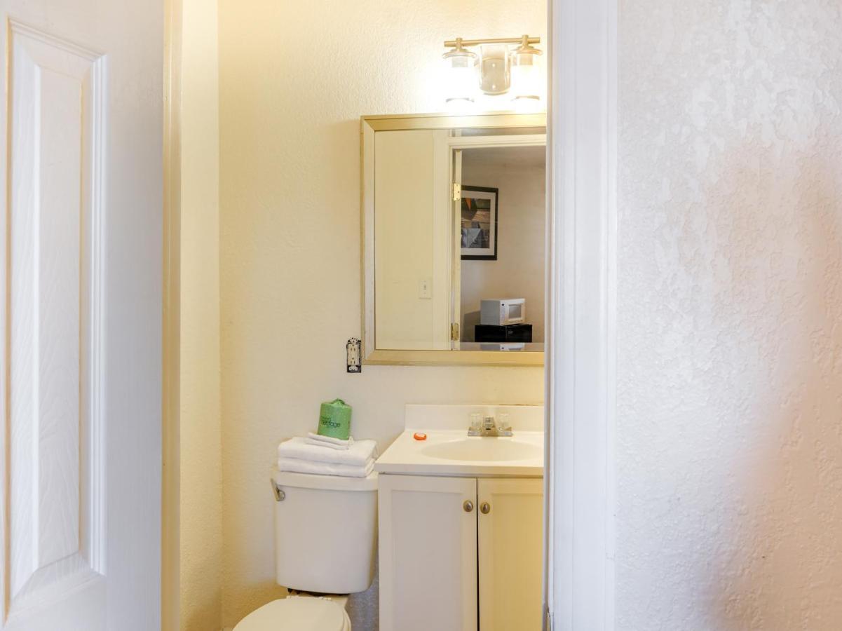 Oyo Hotel Austin Street Giddings Экстерьер фото