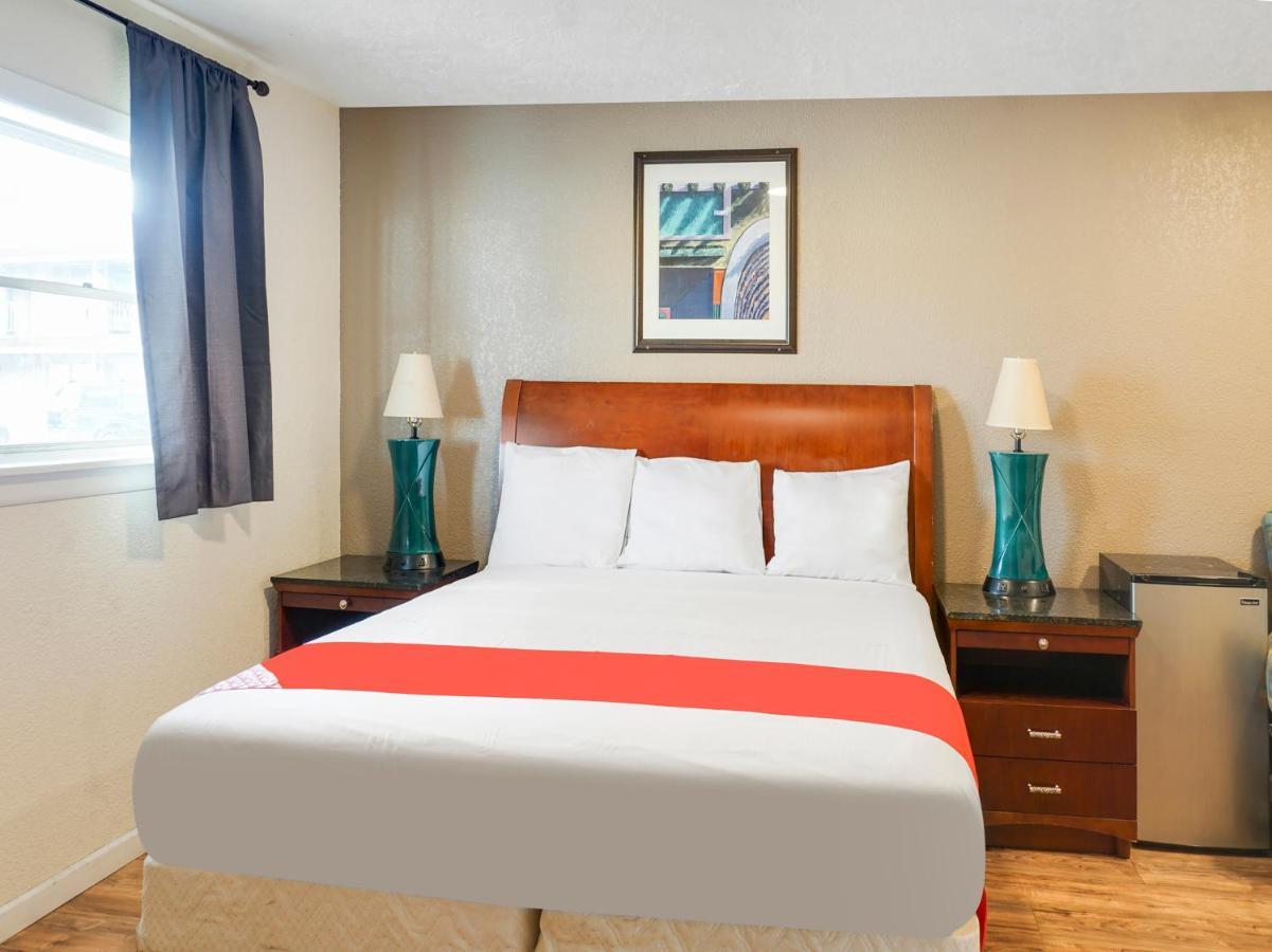 Oyo Hotel Austin Street Giddings Экстерьер фото