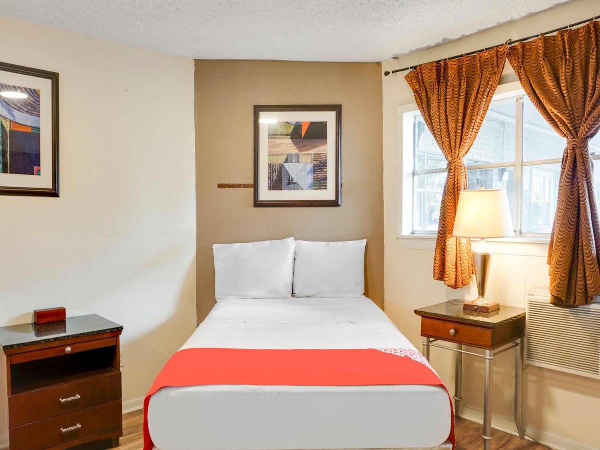 Oyo Hotel Austin Street Giddings Экстерьер фото