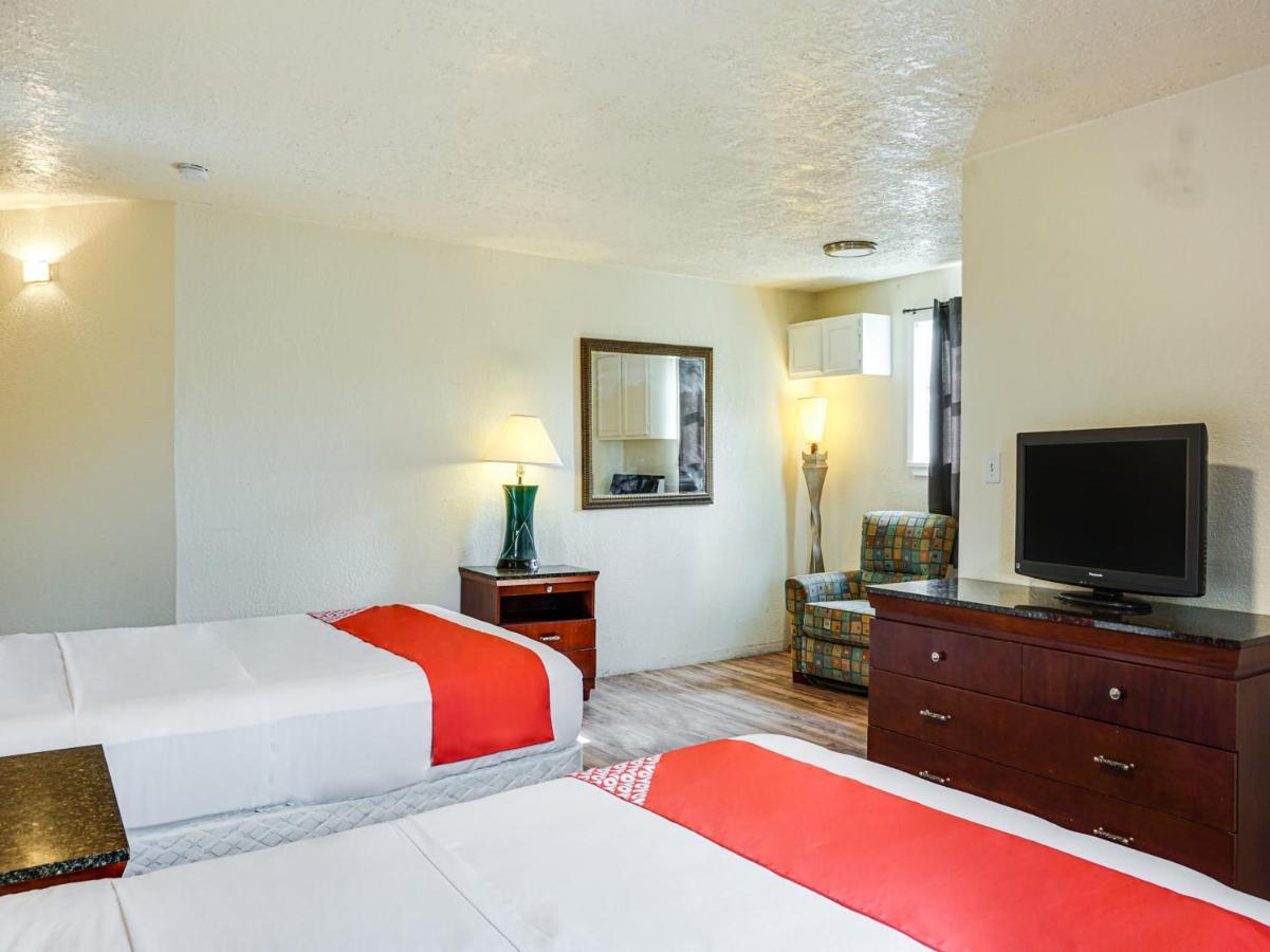 Oyo Hotel Austin Street Giddings Экстерьер фото