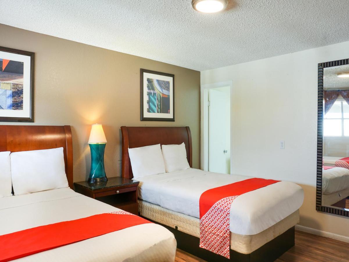 Oyo Hotel Austin Street Giddings Экстерьер фото
