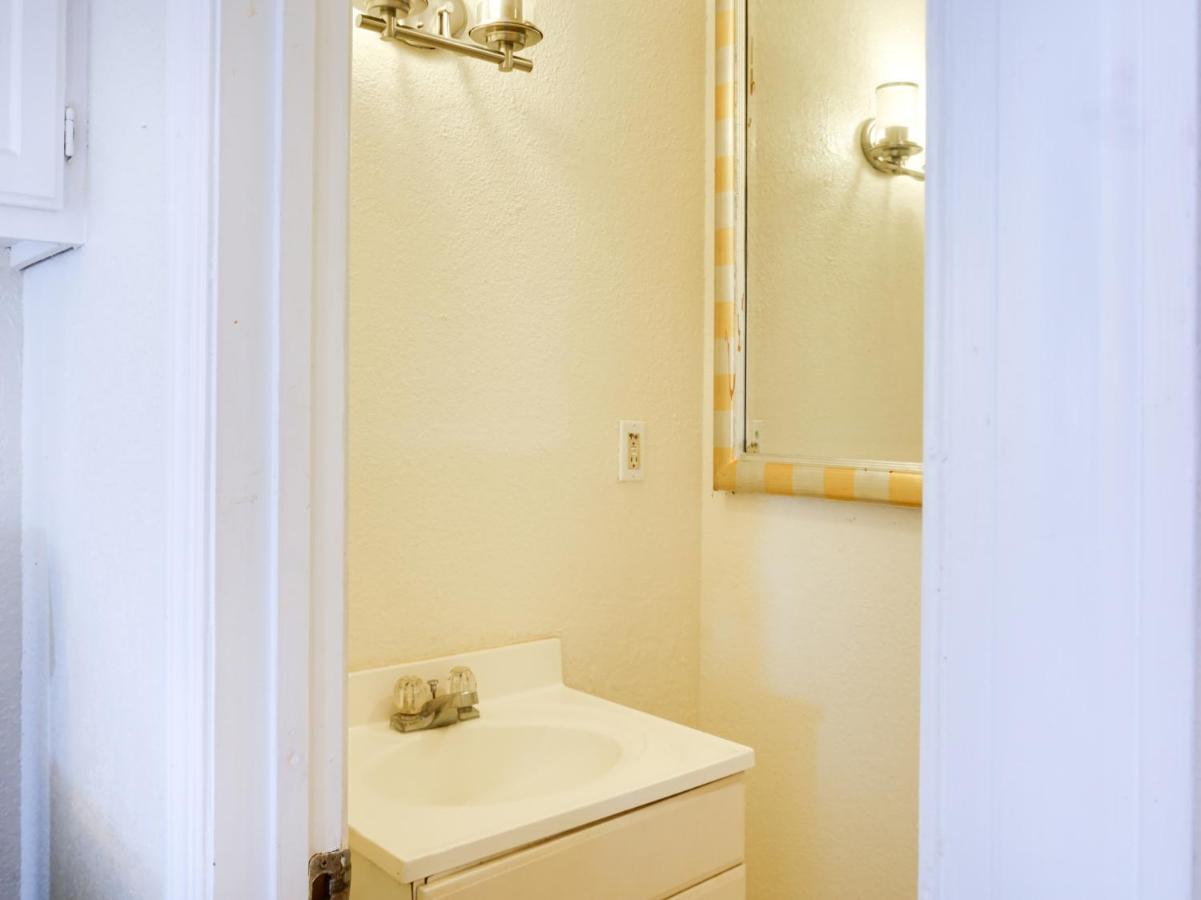 Oyo Hotel Austin Street Giddings Экстерьер фото